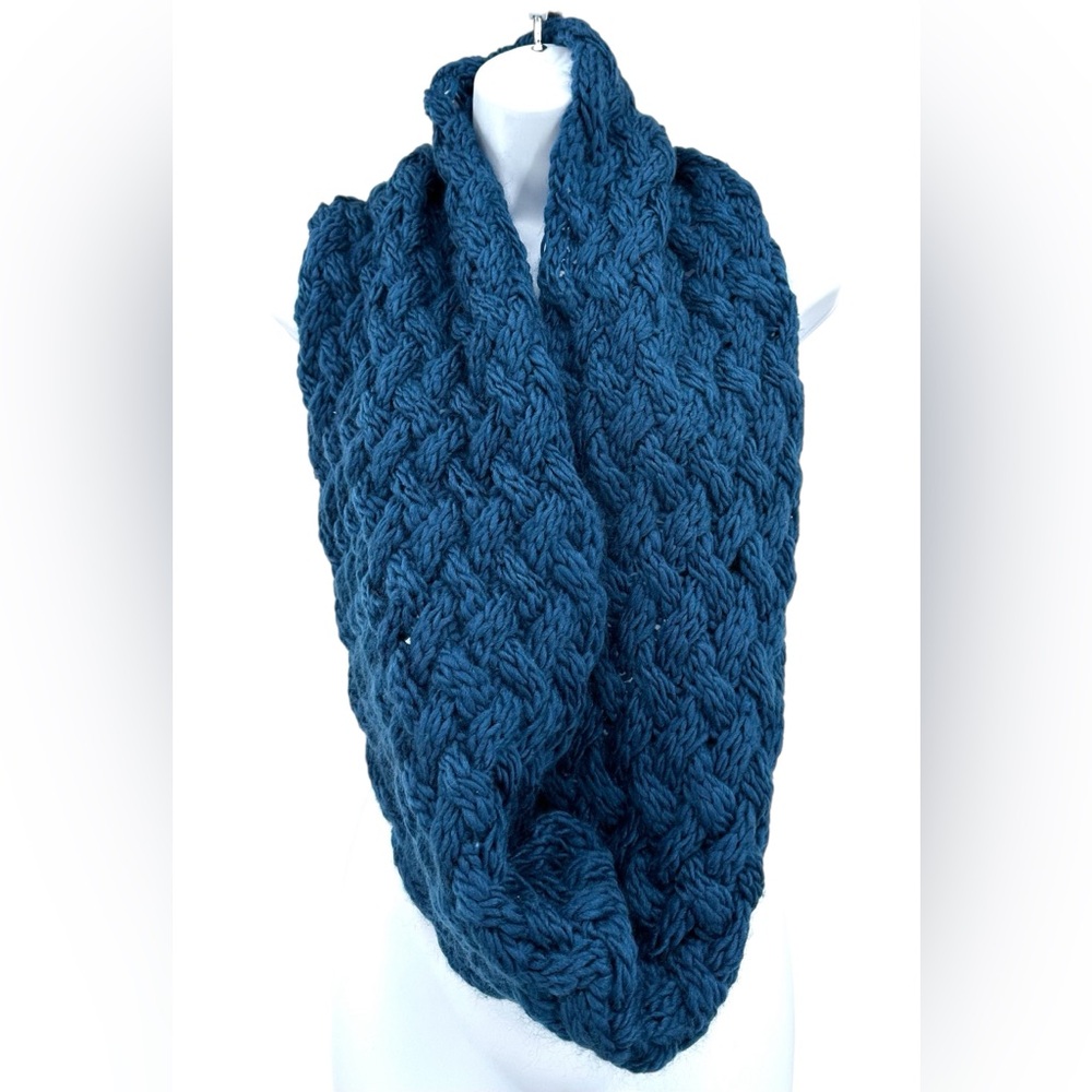 BASICO Simple Wear Chunky Knit Prussian Blue Infinity Scarf Soft Cozy Warm NEW - Picture 2 of 8